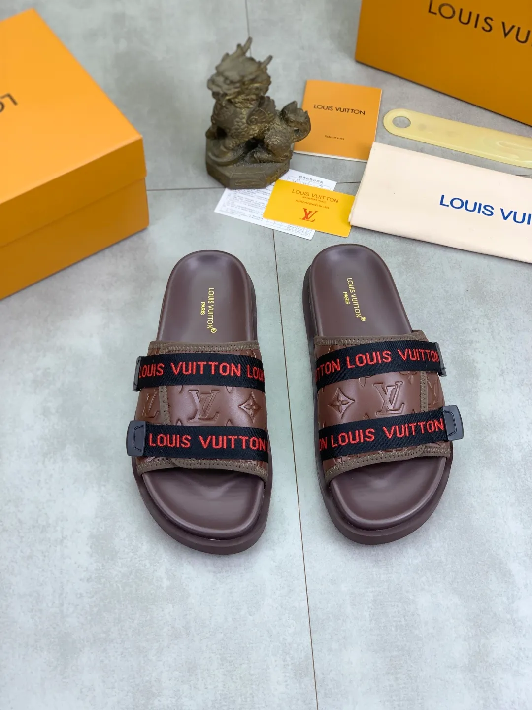 Men's shoes 💰P320💰【New style】🆘 Original quality 【LOUIS VUITTON】The popular Louis Vuitton LV men's slippers on the official website are on sale simultaneously! Original fabric imported from Italy, original factory special supply, code number: 38-44 (45 customized), many colors available